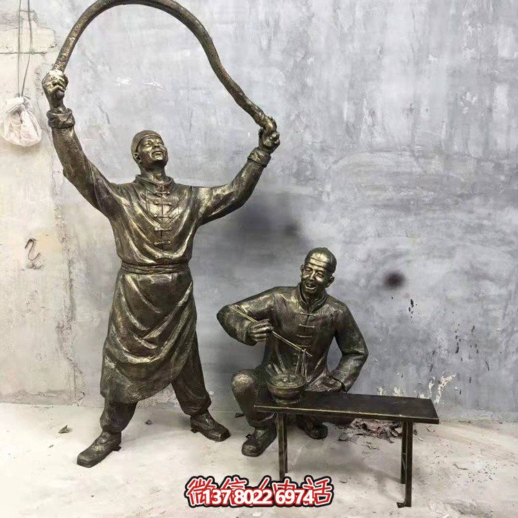 仿銅人物雕塑，裝點現代城市街道