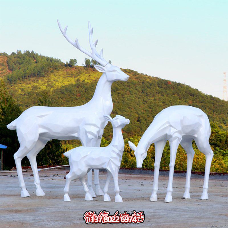 玻璃鋼梅花鹿雕塑，讓一家三口在公園戶外玩耍