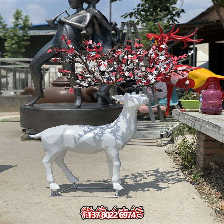 不銹鋼梅花鹿雕塑，點綴校園景觀