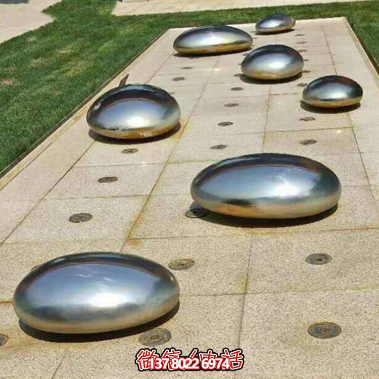 不銹鋼鏡面戶(hù)外噴泉水景擺件，以鵝卵石與雕塑裝飾