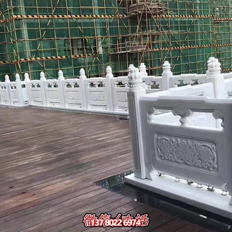 絢麗多彩的防護欄桿，為河道升旗臺打造夢幻般的園林雕塑