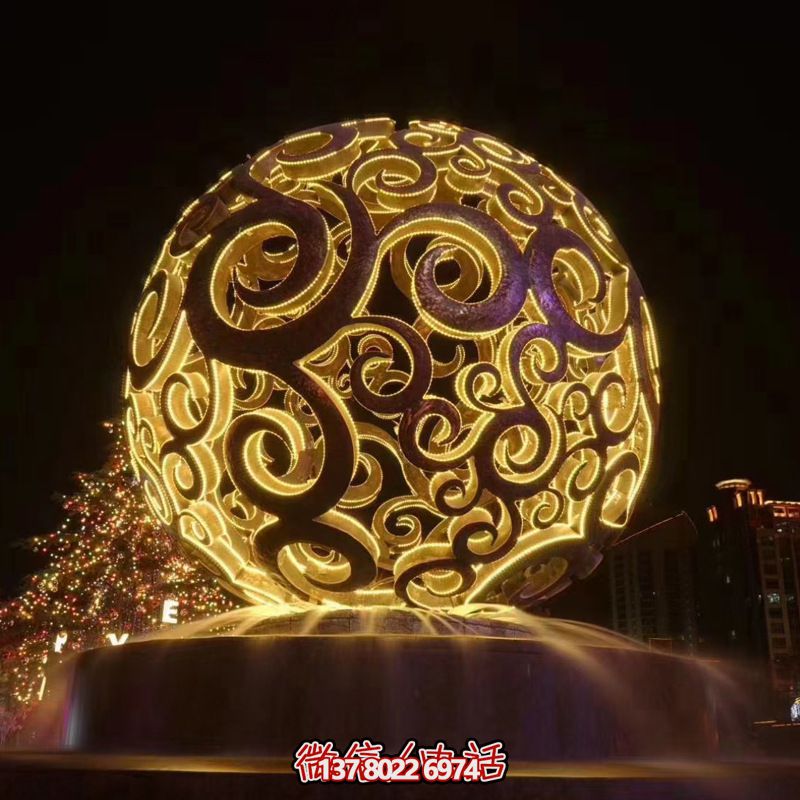 不銹鋼鏤空球雕塑，照亮夜晚的美麗噴泉