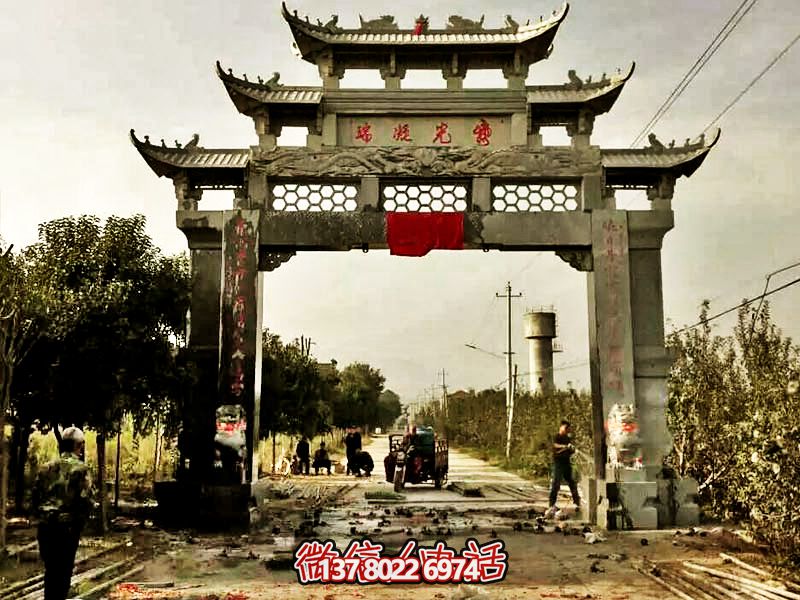 裝飾新村莊單門(mén)牌坊,青石鏤空浮雕精美 裝飾新村莊單門(mén)牌坊,青石鏤空浮雕精美