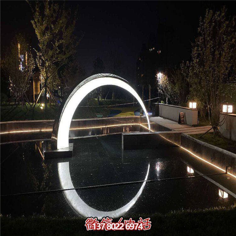 月牙形不銹鋼雕塑，美化城市水景