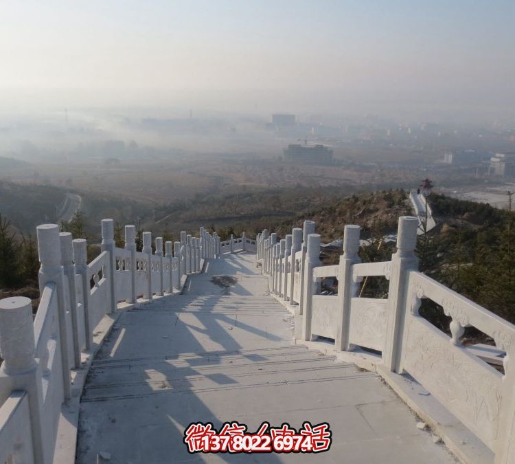 精致石雕護欄，漢白玉青石欄板點綴天然風情