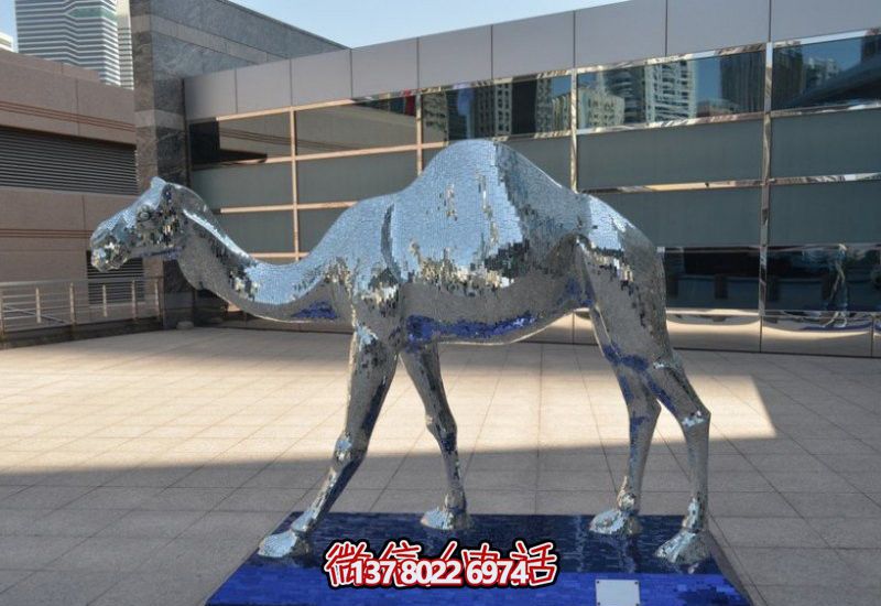 不銹鋼駱駝雕塑，為廣場添彩