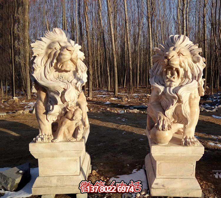 紅色獅子雕塑，欣賞絕美晚霞