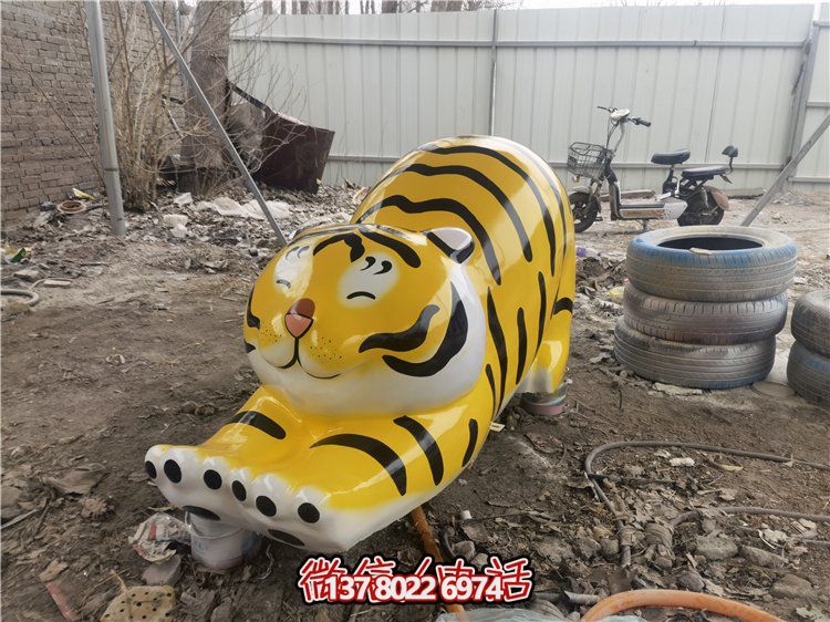 玻璃鋼彩繪抽象老虎雕塑，為幼兒園裝飾而生