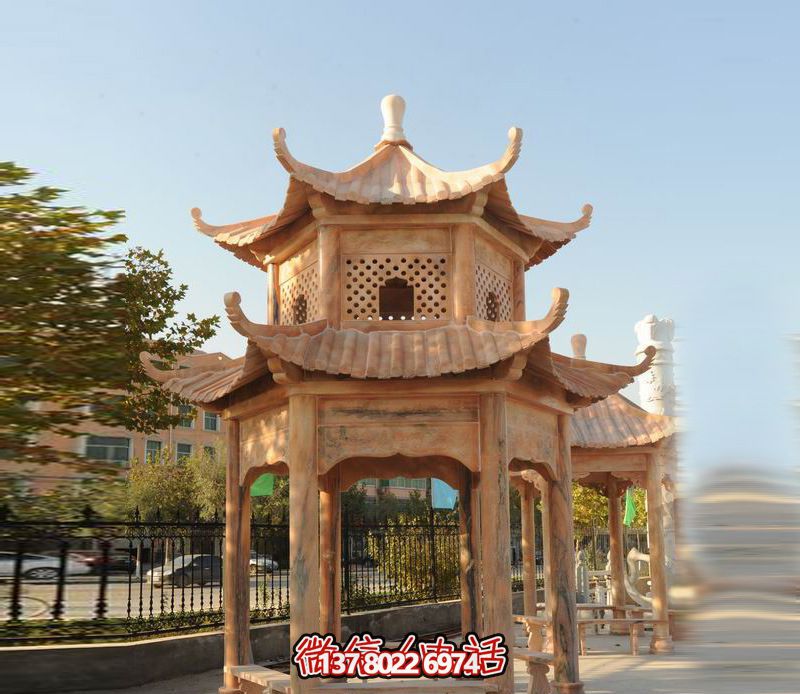 雙層涼亭，讓晚霞紅彩點綴庭院