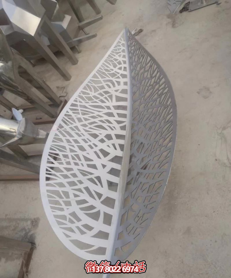 不銹鋼樹葉雕塑，給醫(yī)院藝術(shù)造型帶來絢麗美觀