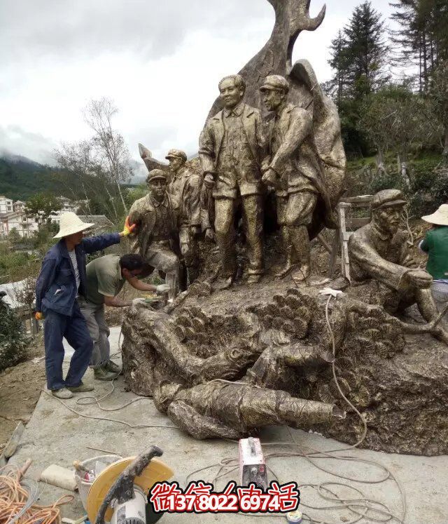 偉人紀念銅雕雕塑，讓廣場上洋溢著熱情