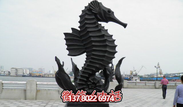 廣場上擺放的黑色的玻璃鋼創意海馬雕塑 廣場上擺放的黑色的玻璃鋼創意海馬雕塑