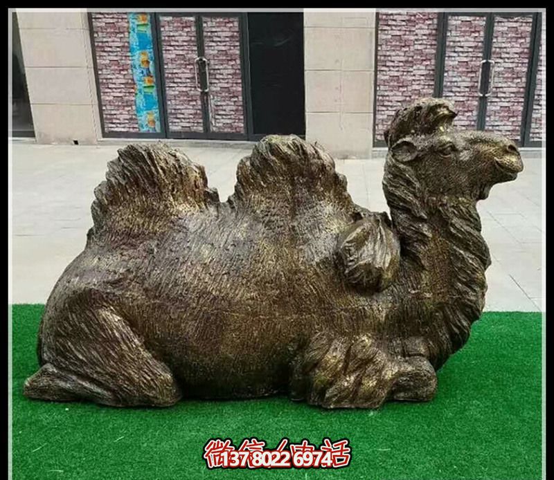 公園里擺放的一只銅色的玻璃鋼噴漆駱駝雕塑 公園里擺放的一只銅色的玻璃鋼噴漆駱駝雕塑