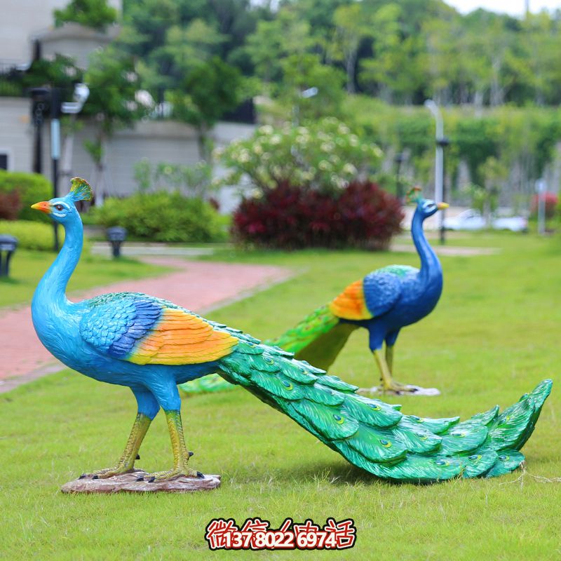 草地上有兩只悠閑自得的玻璃鋼彩繪孔雀雕塑 草地上有兩只悠閑自得的玻璃鋼彩繪孔雀雕塑