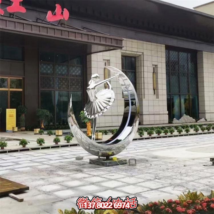 飯店門(mén)口月亮上跳芭蕾舞的不銹鋼鏡面人物雕塑